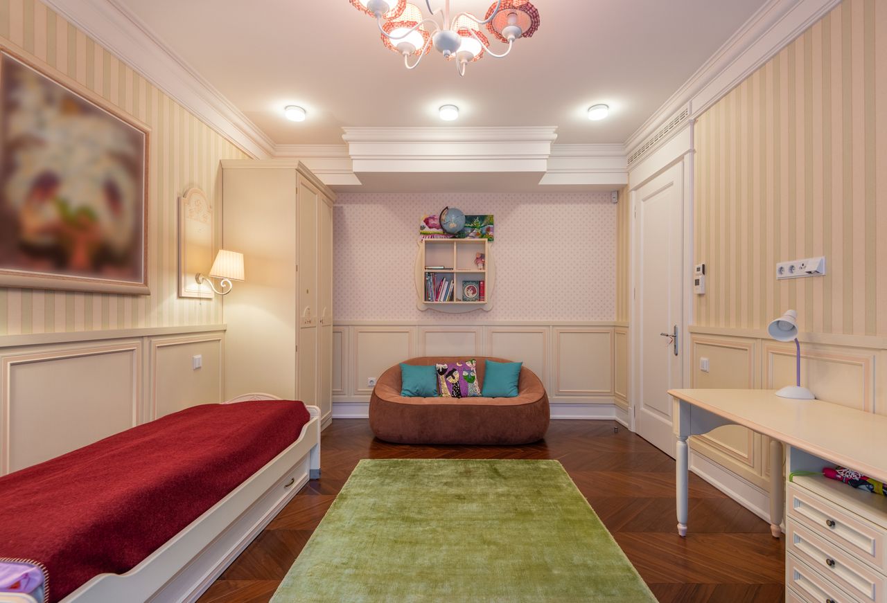 Cozy modern Dubai bedroom with warm neutral medium-pile carpet