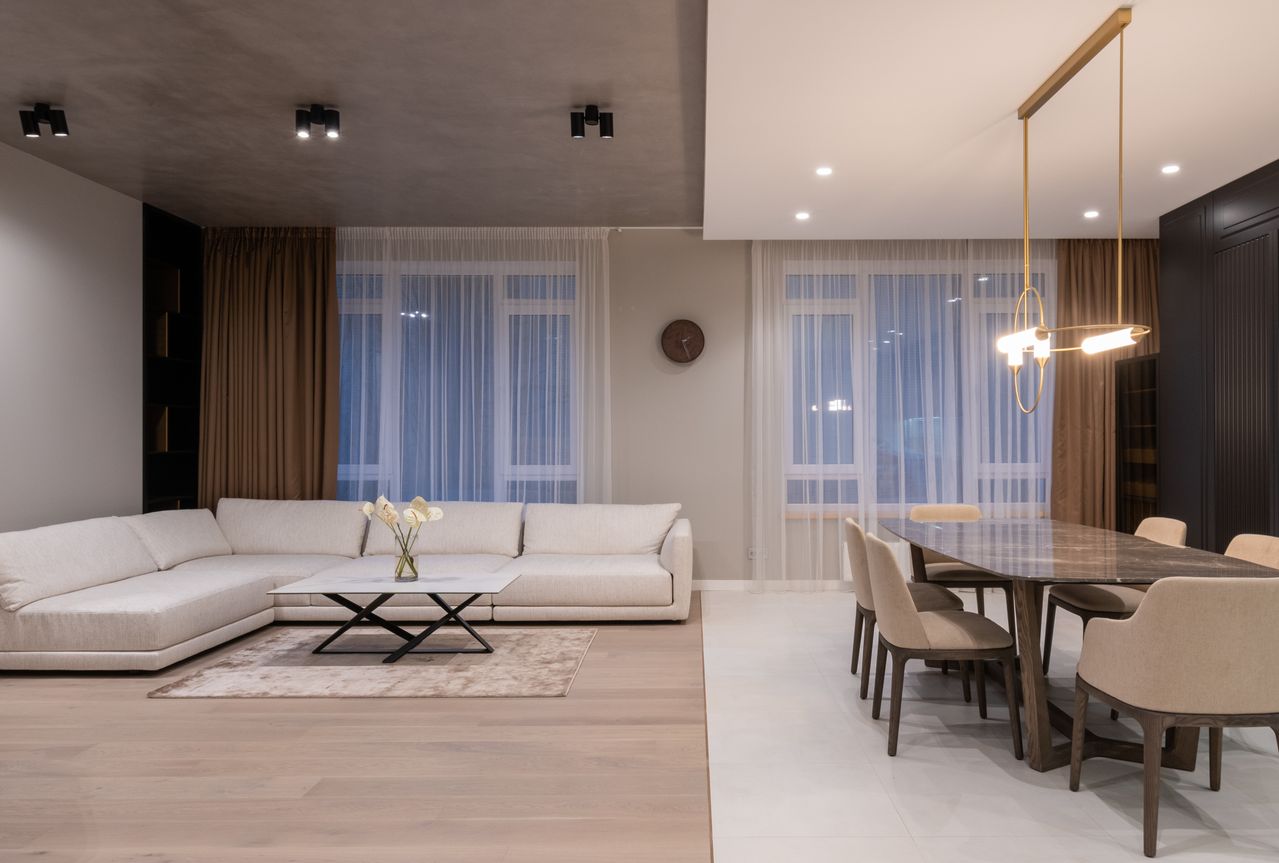 Dubai balcony styled with durable outdoor-rated carpet and outdoor furniture